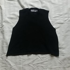 sleeveless black crop top